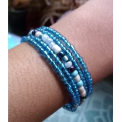 Bracelet femme fin en perles bleues et blanches