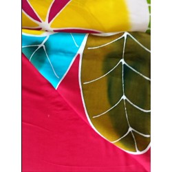 Paréo rouge fleurs de frangipanier jaune